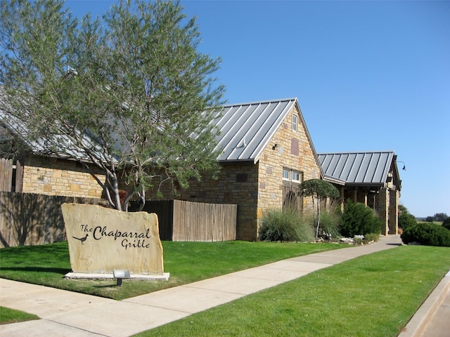 community sign with a lawn