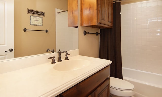 full bathroom featuring shower / bath combo with shower curtain, toilet, and vanity with extensive cabinet space