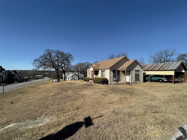 view of front of home featuring a carport and a front lawn