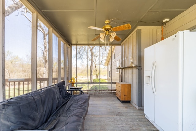 sunroom with ceiling fan