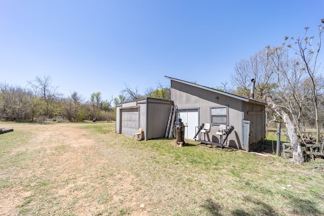 view of yard with an outdoor structure