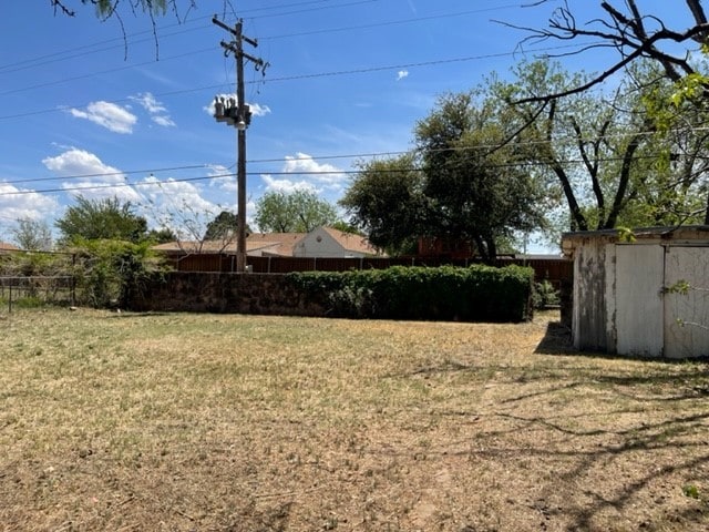 view of yard with a storage shed