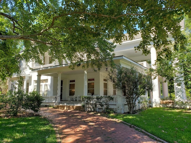 view of front facade with a front lawn and a porch