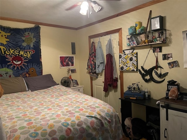 bedroom featuring ceiling fan, ornamental molding, and a closet