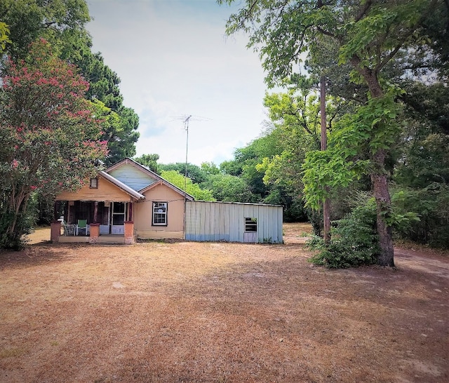 view of yard with an outdoor structure