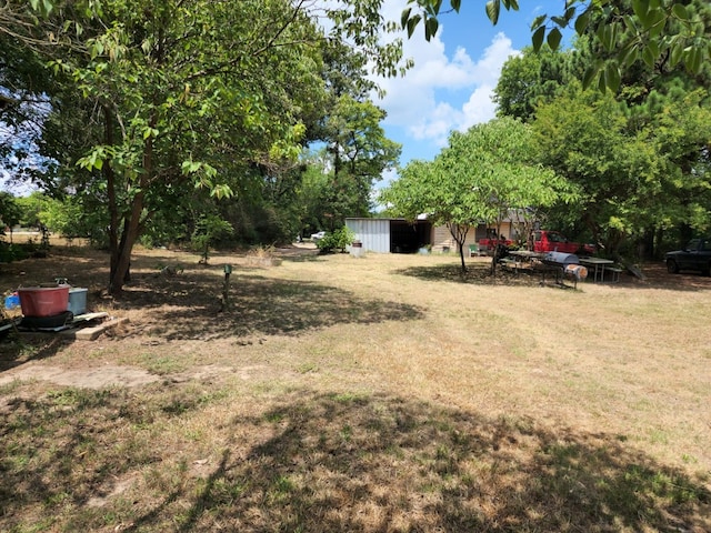 view of yard featuring an outdoor structure