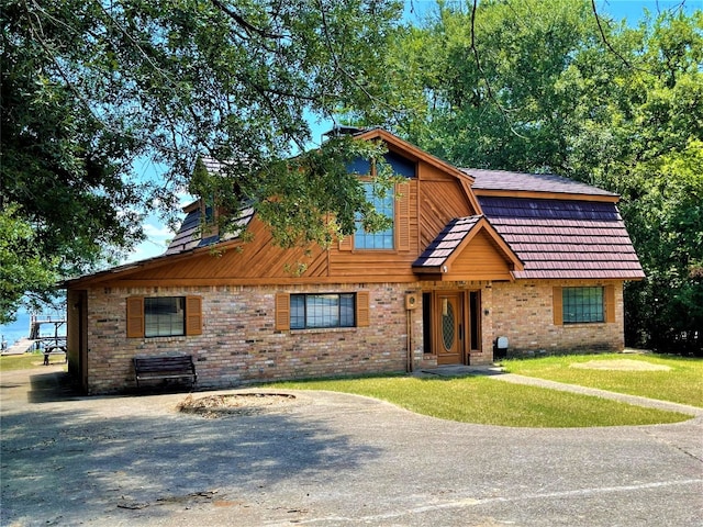 view of front of home featuring a front yard