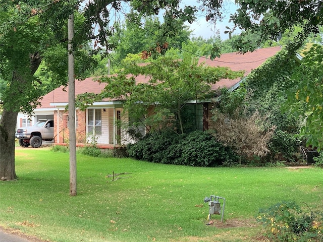 view of front facade featuring a front lawn