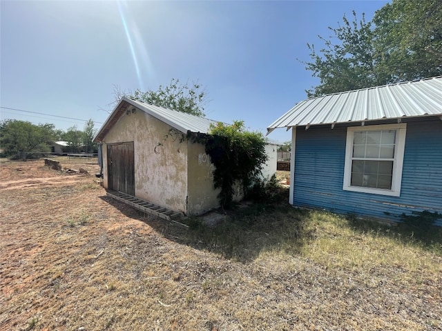 view of side of property with an outdoor structure