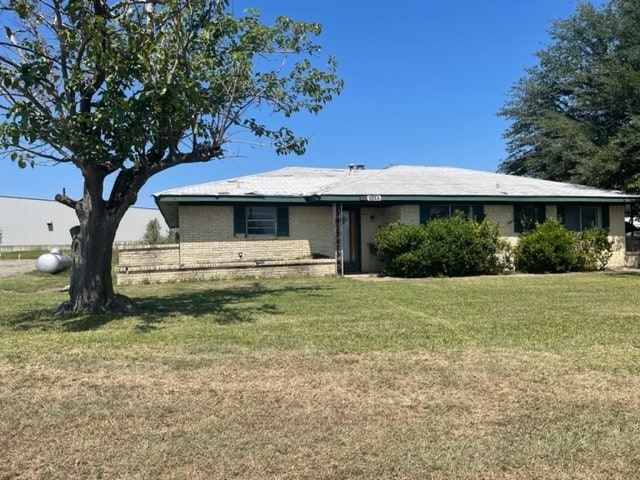 ranch-style house featuring a front lawn