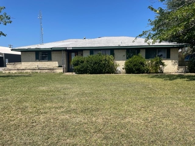 view of front of property with a front lawn