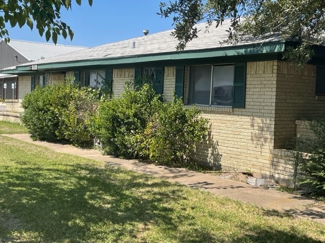 view of front of home featuring a front lawn