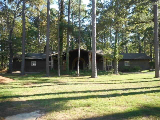 view of front of home featuring a front lawn