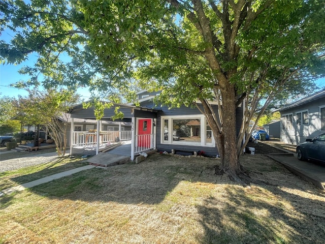 view of front of home featuring a front lawn