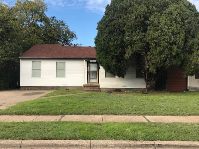 view of front of property featuring a front yard