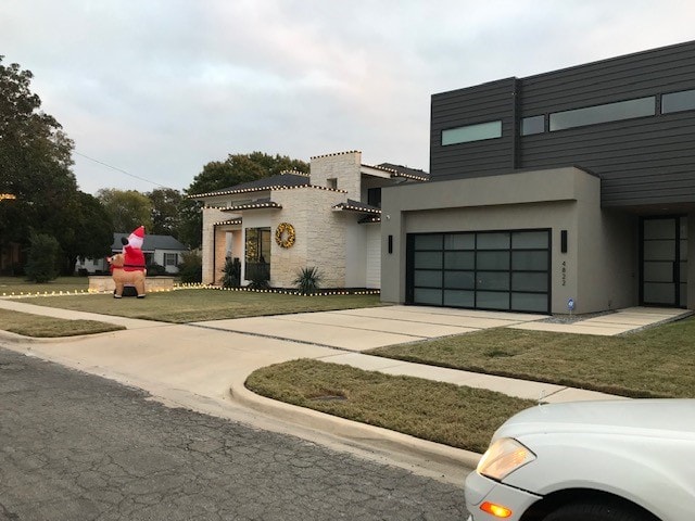 view of front facade featuring a front lawn and a garage