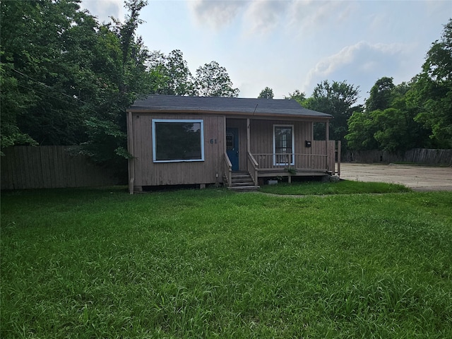 view of front of property with a front yard