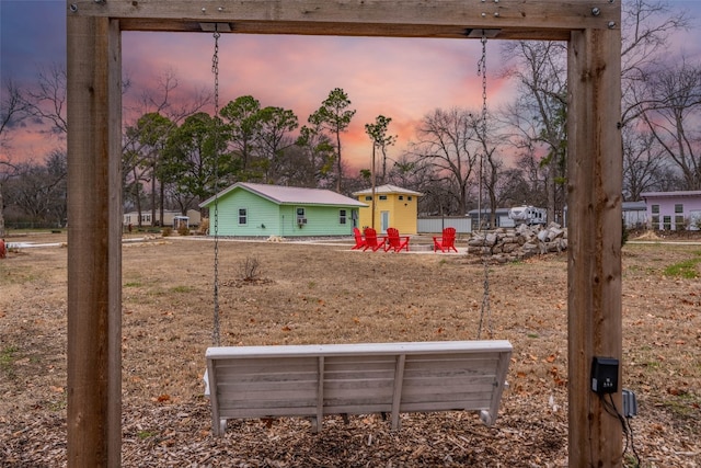 view of yard at dusk