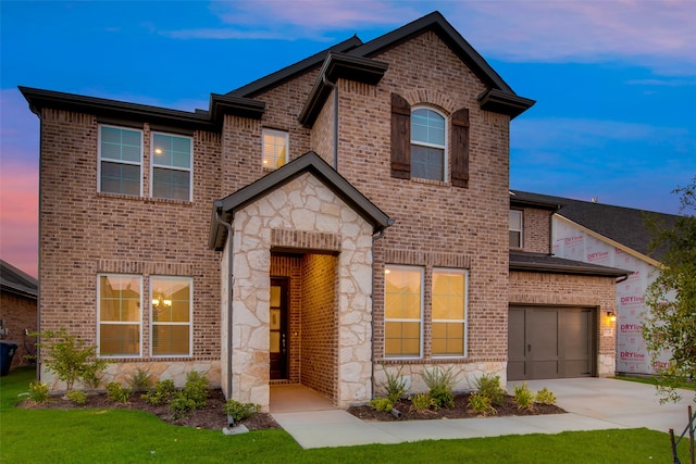 view of front of home featuring a lawn