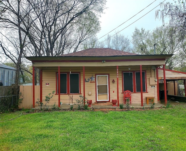 view of front of home featuring a front yard