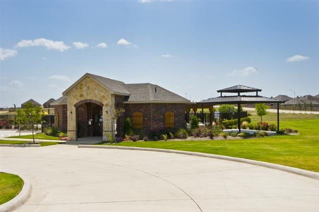 view of front of property featuring a front yard