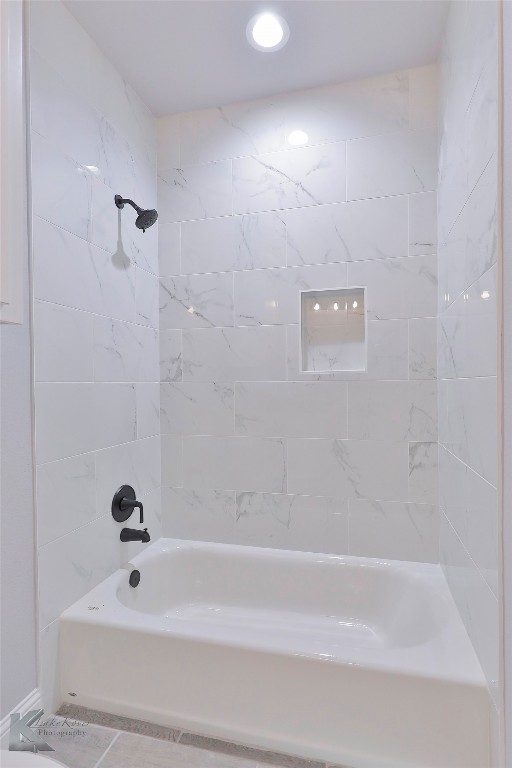 bathroom with tiled shower / bath