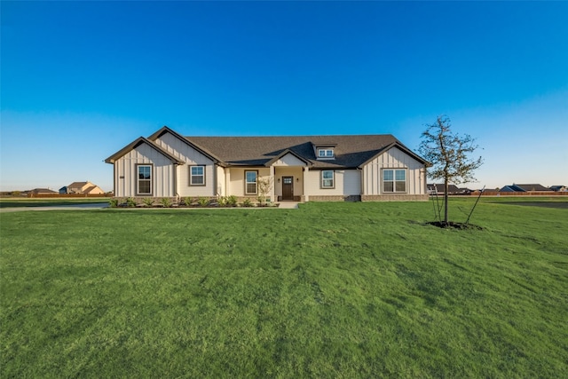 view of front of property with a front yard