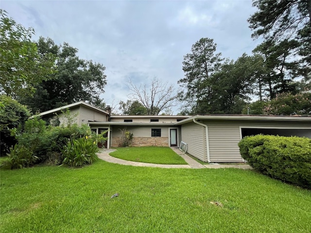 single story home with a front yard