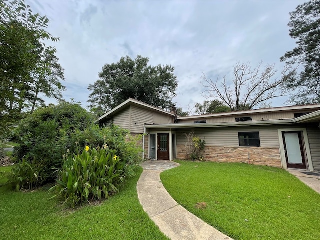 view of front of home with a front lawn