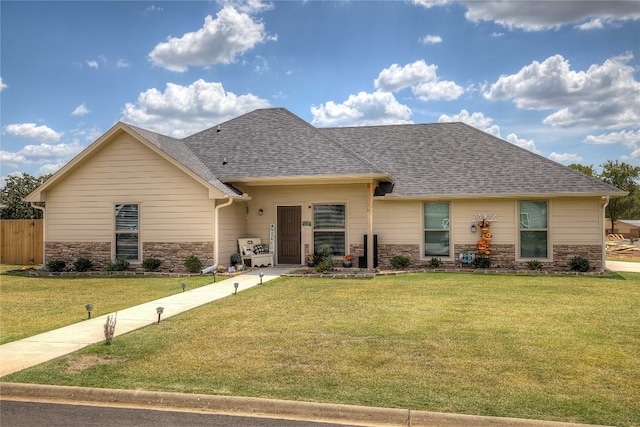 view of front of property featuring a front yard