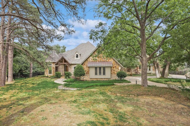 view of front of home featuring a front yard