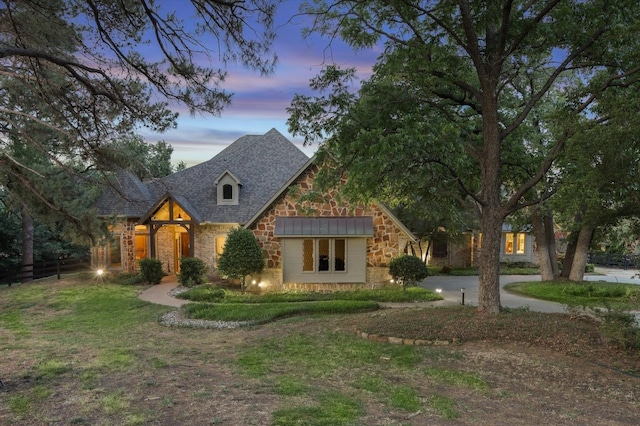 view of front facade with a yard