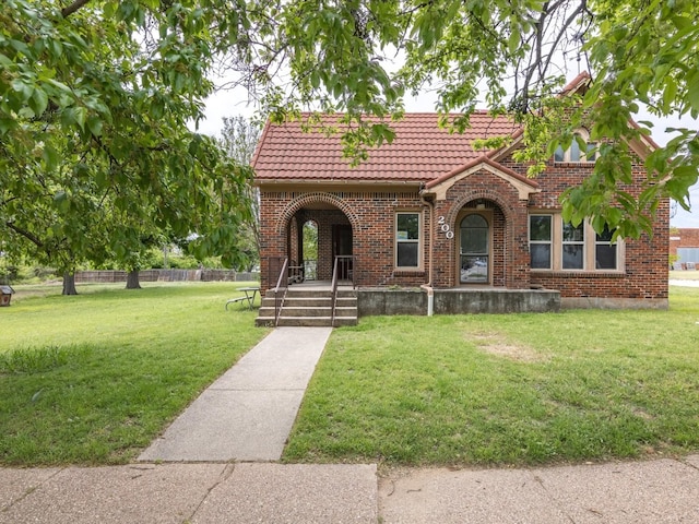 view of front of house featuring a front yard