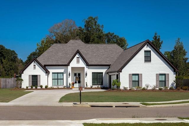 view of front of house featuring a front yard