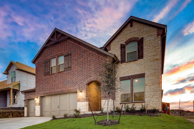 view of front facade featuring a yard and a garage