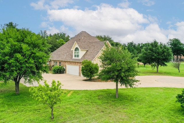 view of front facade featuring a front lawn and a garage