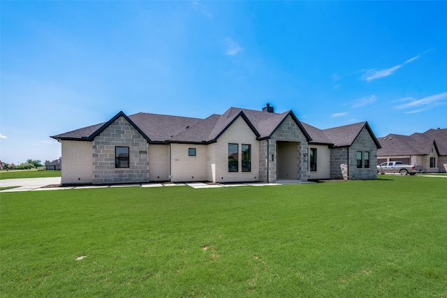 view of front of property with a front yard