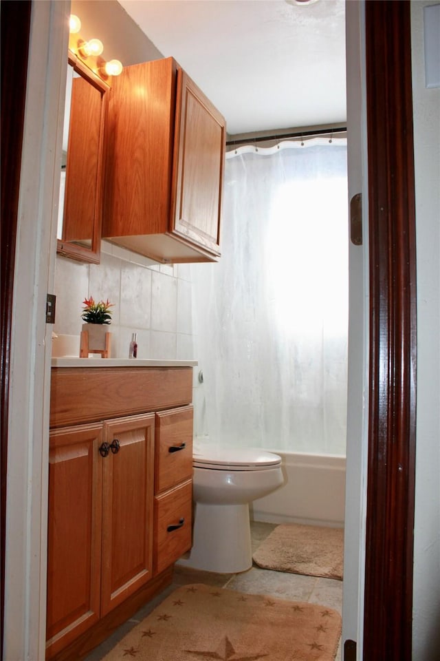 full bathroom with shower / bath combination with curtain, vanity, tasteful backsplash, and toilet