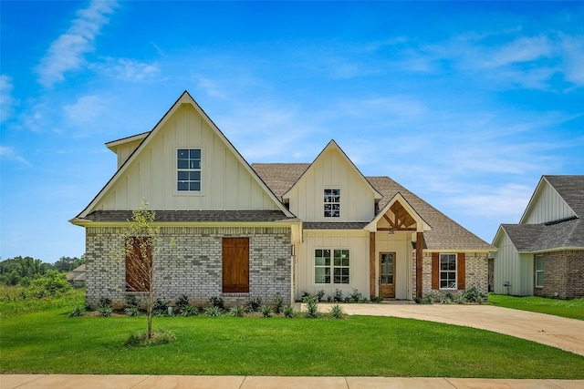 view of front facade featuring a front yard