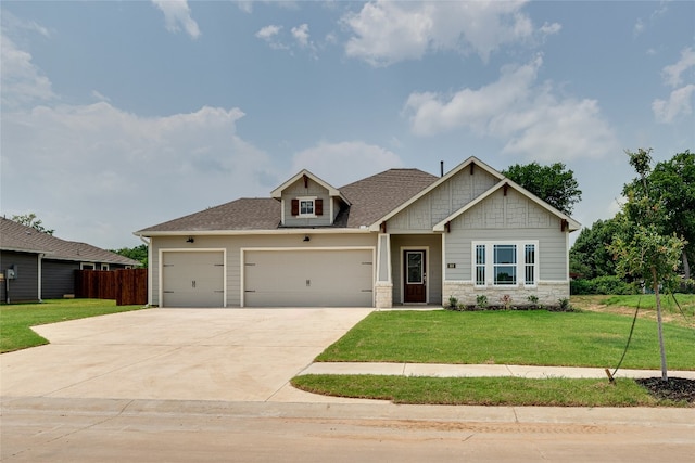 craftsman inspired home with a front lawn and a garage