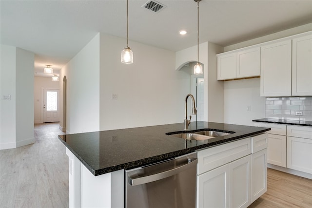 kitchen featuring decorative light fixtures, a center island with sink, light hardwood / wood-style flooring, dishwasher, and sink