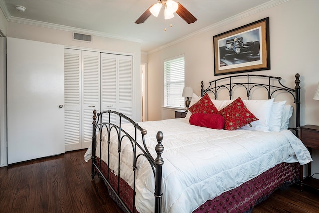 bedroom featuring a closet, ceiling fan, dark hardwood / wood-style floors, and crown molding