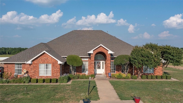 view of front of property featuring a front lawn