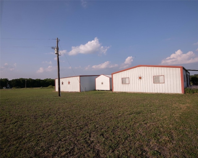 view of yard with an outdoor structure