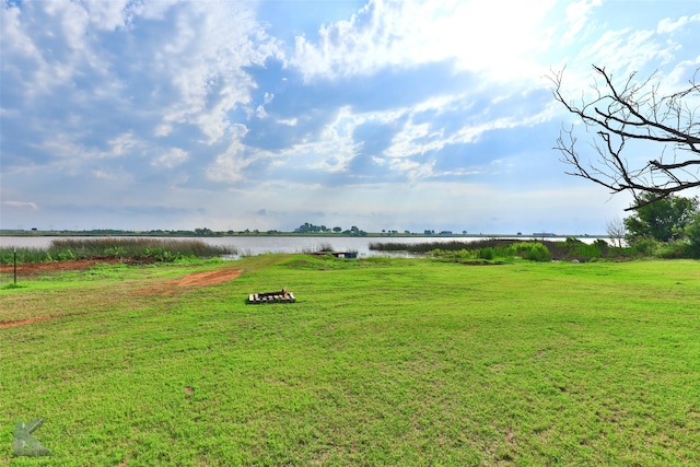 view of yard featuring a water view