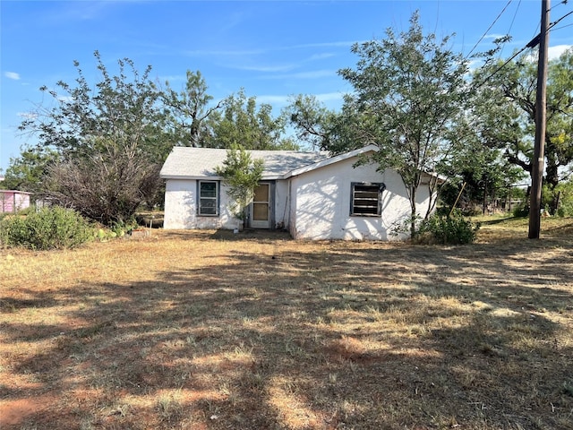 view of front of home featuring a front yard