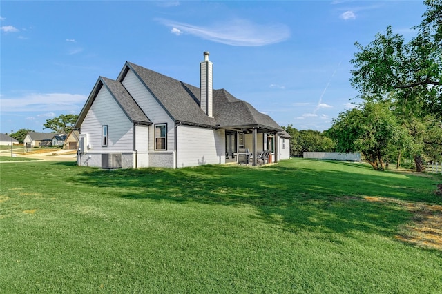 view of side of property featuring a lawn