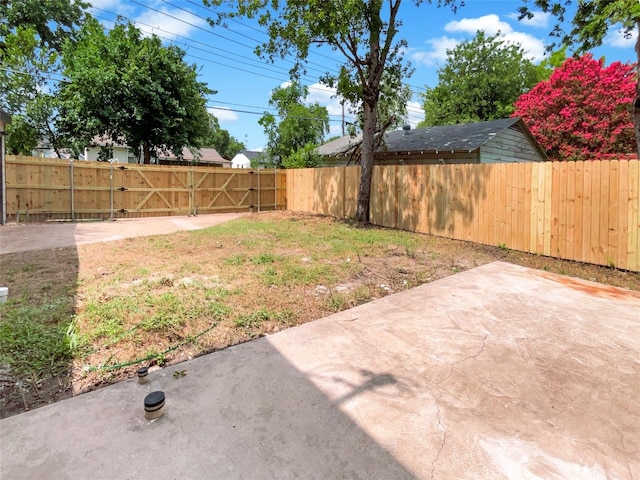 view of yard featuring a patio area