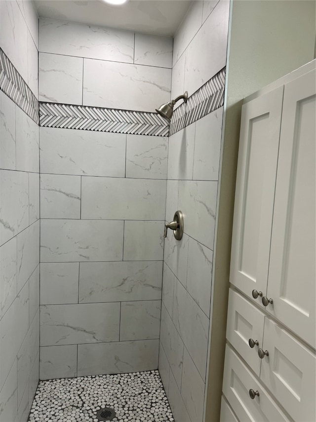 bathroom featuring a tile shower