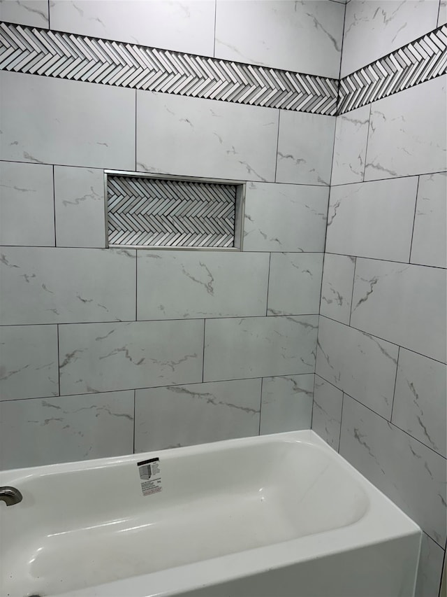 bathroom with tiled shower / bath combo